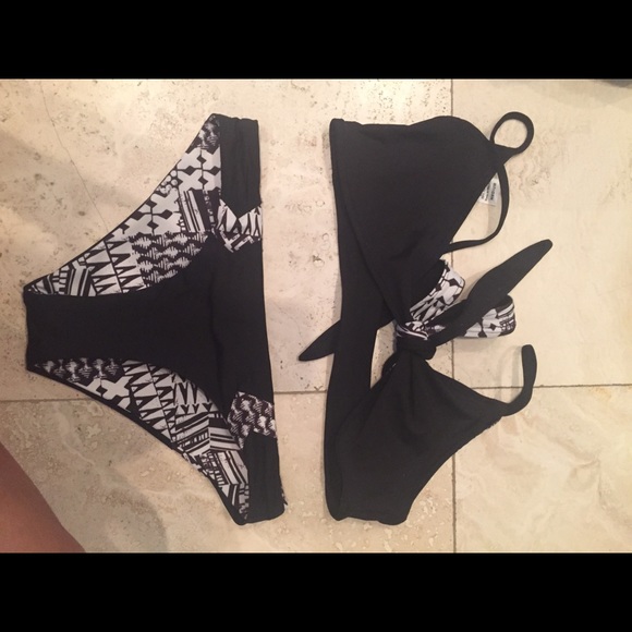 L space Chloe top and bottom matching set - Picture 2 of 5